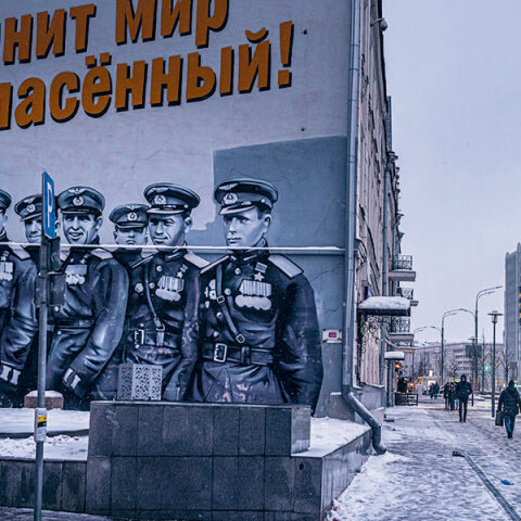 Eπιστράτευσαν ηλικιωμένους, ασθενείς και... μαίες