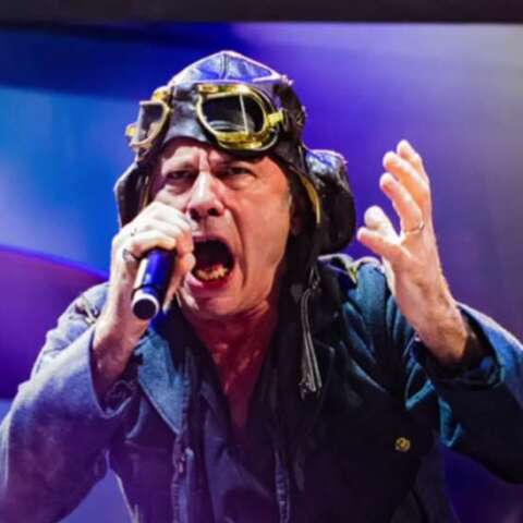 Iron Maiden: Ο Bruce Dickinson «βουτάει» από τα μαλλιά εισβολέα στη σκηνή