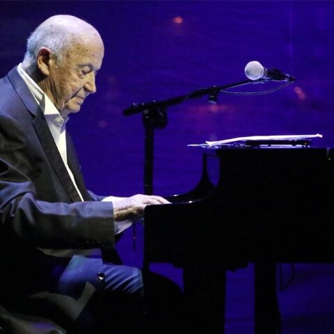 «Ένας ουρανός μ’ αστέρια»: Ο Πλέσσας στα 97 του παίζει στο πιάνο ένα από τα κλασικά του και συγκλονίζει