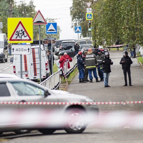 Μπλουζάκι με σβάστικα φορούσε ο ένοπλος που σκότωσε 13 ανθρώπους στη Ρωσία