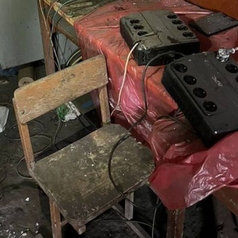 Το υπουργείο Άμυνας της Ουκρανίας έδωσε στη δημοσιότητα φωτογραφία που φέρεται να απεικονίζει ηλεκτρική καρέκλα σε ρωσικό θάλαμο βασανιστηρίων στο Χάρκοβο.