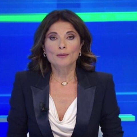 Η Μπιάνκα Κατερίνα Μπιτζάρι παρουσιάζει το μεσημβρινό δελτίο ειδήσεων του Lα7