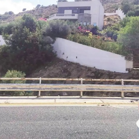 Γκρεμίζουν βίλες και επιχειρήσεις για να περάσει ο νέος ΒΟΑΚ