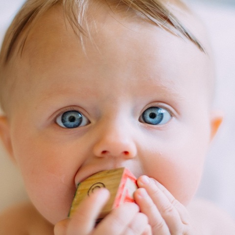 Αγοράκι οκτώ μηνών παραλίγο να πνιγεί από ένα μπαλάκι