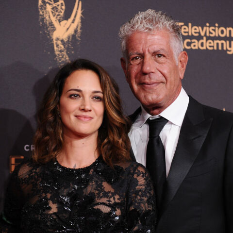 Η Άζια Αρτζέντο απαντά με ένα T-Shirt για τα τελευταία μηνύματα με τον Άντονι Μπουρντέν