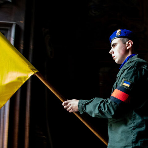 Ουκρανός στρατιώτης κρατά την ουκρανική σημαία