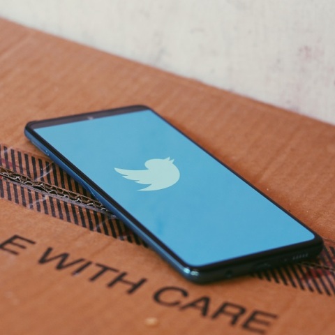 Οι χρήστες του Twitter μένουν περιχαρακωμένοι στις πολιτικές τους προτιμήσεις και ζητούν την πόλωση