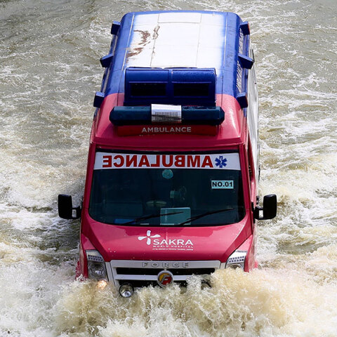 Ασθενοφόρο στην Ινδία διασχίζει πλημμυρισμένο δρόμο
