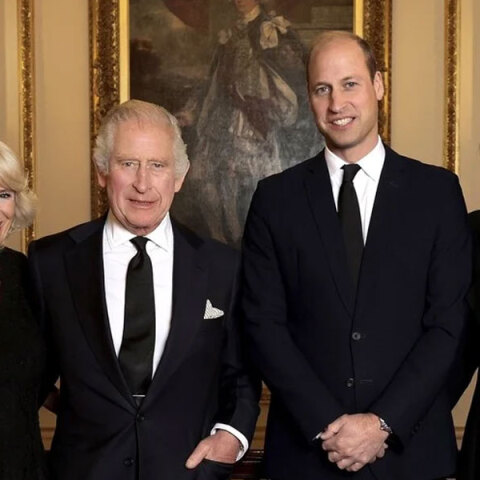 Βασιλιάς Κάρολος, Καμίλα, πρίγκιπας Ουίλιαμ και Κέιτ Μίντλετον στο νέο βασιλικό ποτρέτο