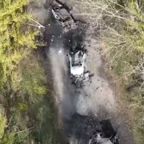 Κατεστραμμένα οχήματα σε ρωσική αυτοκινητοπομπή έξω από την πόλη Λιμάν του Ντονέτσκ