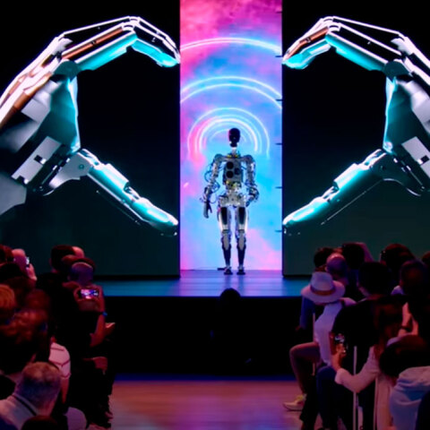 Το ρομπότ Optimus σε εκδήλωση της Tesla