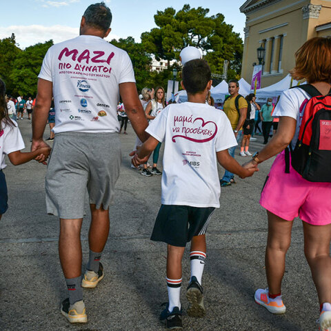 Οικογένεια συμμετέχει στο 14o Greece Race for the Cure στην Αθήνα