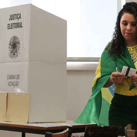 Γυναίκα σε εκλογικό κέντρο στη Βραζιλία ετοιμάζεται να ψηφίσει στις εθνικές εκλογές
