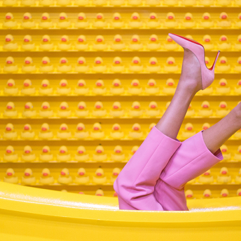 Γυναίκα με τακούνια μέσα σε μπανιέρα