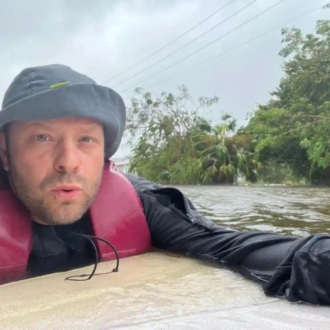 Ο Τζόνι Λόντερ κολυμπάει στην Φλόριντα