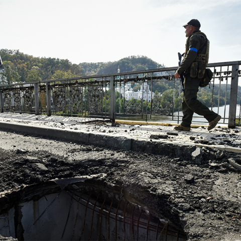 Ουκρανός στρατιώτης περπατά ανάμεσα στα χαλάσματα