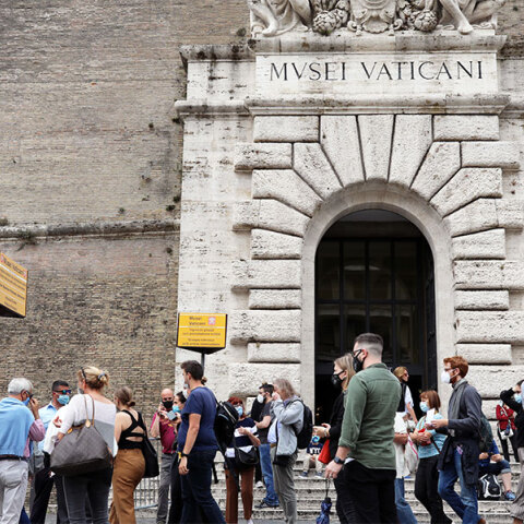 Τουρίστες έξω από τα μουσεία του Βατικανού