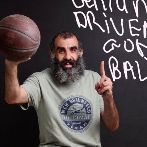 Ο 70χρονος Έλληνας ταξιτζής Γιώργος Παπουτσής κατακτά το Instagram αλλά και τη Νέα Υόρκη με τις εντυπωσιακές του ικανότητες στο μπάσκετ. 