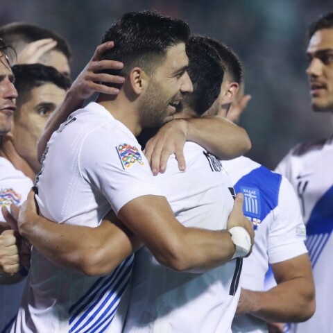 Οι παίκτες της Εθνικής Ελλάδας πανηγυρίζουν τη νίκη επί της Βόρειας Ιρλανδίας 