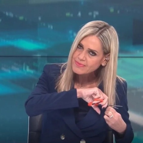 Μαχσά Αμινί: Τα μαλλιά της έκοψε την ώρα της αποφώνησης του δελτίου της ΕΡΤ3 η Σύνθια Σάπικα