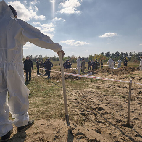 Ο ομαδικός τάφος που εντοπίστηκε στην πόλη Λιμάν της Ανατολικής Ουκρανίας