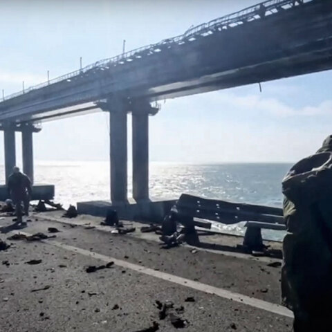 Εικόνες καταστροφής στη γέφυρα της Κριμαίας μετά την επίθεση με παγιδευμένο φορτηγό