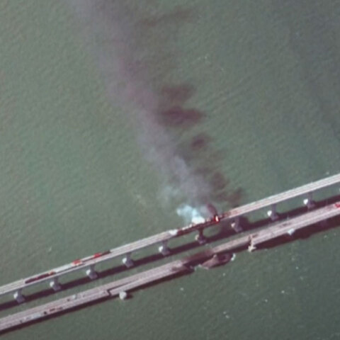 Δορυφόρος πάνω από την κατεστραμμένη γέφυρα του Κερτς στην Κριμαία