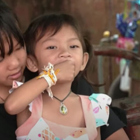 Η 3χρονη Έμμυ που γλίτωσε από το μακελειό στον παιδικό σταθμό στην Ταϊλάνδη