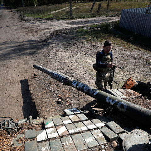 Ουκρανός στρατιώτης μπροστά σε κατεστραμμένο ρωσικό τανκ