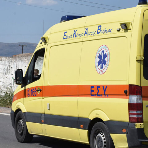 Ασθενοφόρο του ΕΚΑΒ σπεύδει στο σημείο όπου σημειώθηκε η πτώση άνδρα στο κενό
