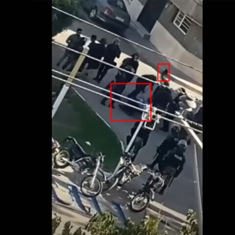 Αστυνομικοί σε σχολείο του Ιράν έχουν ρίξει στο έδαφος έναν άνδρα και τον χτυπούν