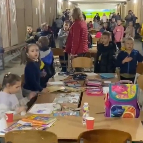 Παιδιά στο Κίεβο ψέλνουν τον εθνικό ύμνο από τα καταφύγια 