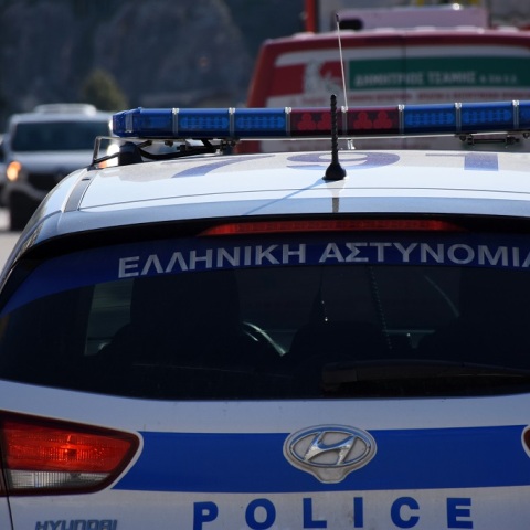 Σοκ για δύο γυναίκες στη Βέροια – Αυτοκίνητο προσγειώθηκε στην κουζίνα τους