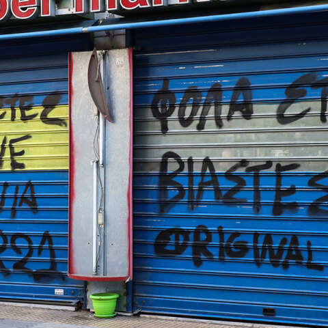 Συνθήματα στα ρολά της επιχείρησης του 53χρονου στον Κολωνό που βίαζε και εξέδιδε τη 12χρονη μαθήτρια