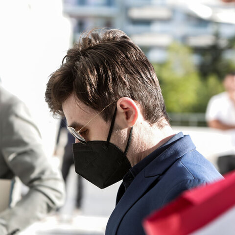 Ο τηλεπαρουσιαστής Μένιος Φουρθιώτης καθ' οδόν για τη δίκη του