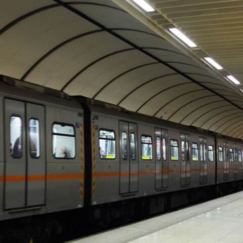 Επιβάτες με μάσκα για τον κορωνοϊό σε συρμό του Μετρό