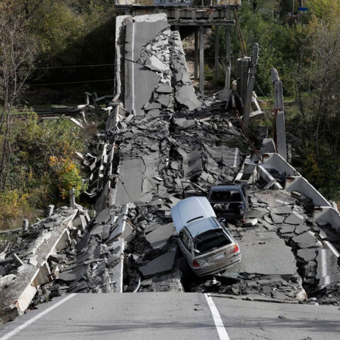 Κατεστραμμένη γέφυρα στο Χάρκοβο από ρωσικό βομβαρδισμό