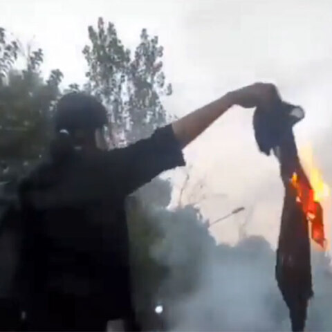 Η στιγμή που η Νίκα Σακαράμι διαδηλώνει