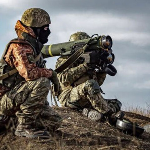 Ουκρανοί στρατιώτες στο Ντονέτσκ ετοιμάζονται να εκτοξεύσουν αντιαρματικό Javelin