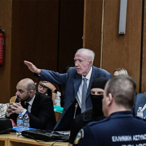 O Κωνσταντίνος Πλεύρης χαιρετά ναζιστικά στη δίκη της Χρυσής Αυγής