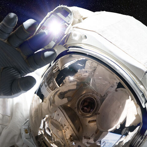 «Από άλλο πλανήτη»: Της είπε πως είναι αστροναύτης και χρειάζεται λεφτά για να έρθει με τον πύραυλο, να την παντρευτεί