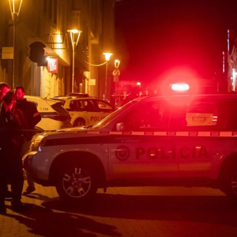 Αστυνομικοί έξω από το γκέι μπαρ στην Μπρατισλάβα όπου δολοφονήθηκαν δύο ομοφυλόφιλοι