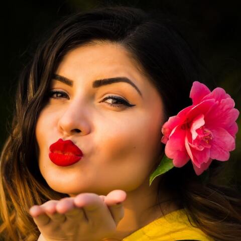 Πώς να δώσεις όγκο στα χείλη σου, σύμφωνα με το TikTok