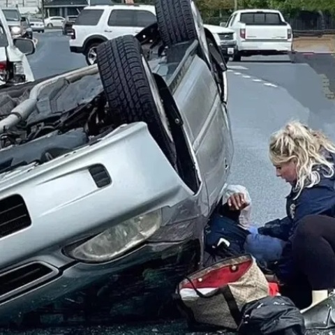 Απίστευτές εικόνες: 9 μηνών έγκυος γυναίκα πυροσβέστης βοηθά θύμα τροχαίου, λίγες ώρες μετά γέννησε