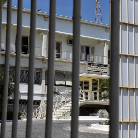 Κάγκελα στην είσοδο των φυλακών Κορυδαλλού