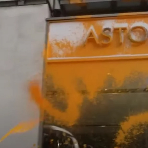 Ακτιβιστές ψέκασαν με πορτοκαλί μπογιά την βιτρίνα της Aston Martin