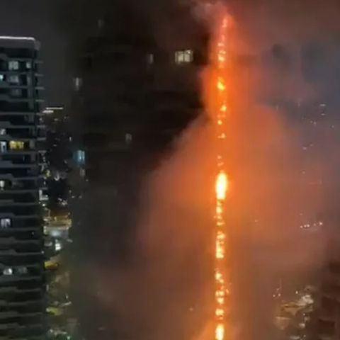 Στις φλόγες ουρανοξύστης στην Κωνσταντινούπολη