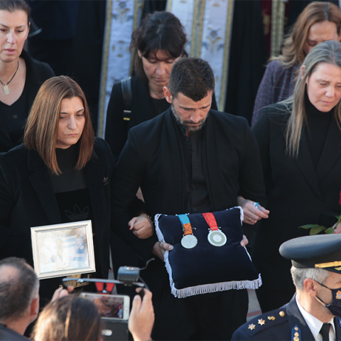 Ο Μιχάλης Μουρούτσος μετέφερε τα δύο ολυμπιακά μετάλλια του Αλέξανδρου Νικολαΐδη στην κηδεία του