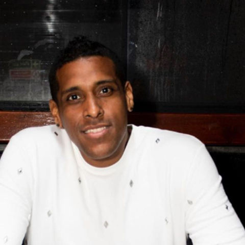 Ο Αϊτινός τραγουδιστής Μίκαμπεν