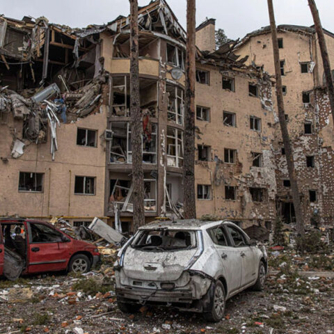 Εικόνες καταστροφής μετά τον ρωσικό βομβαρδισμό στο Κίεβο